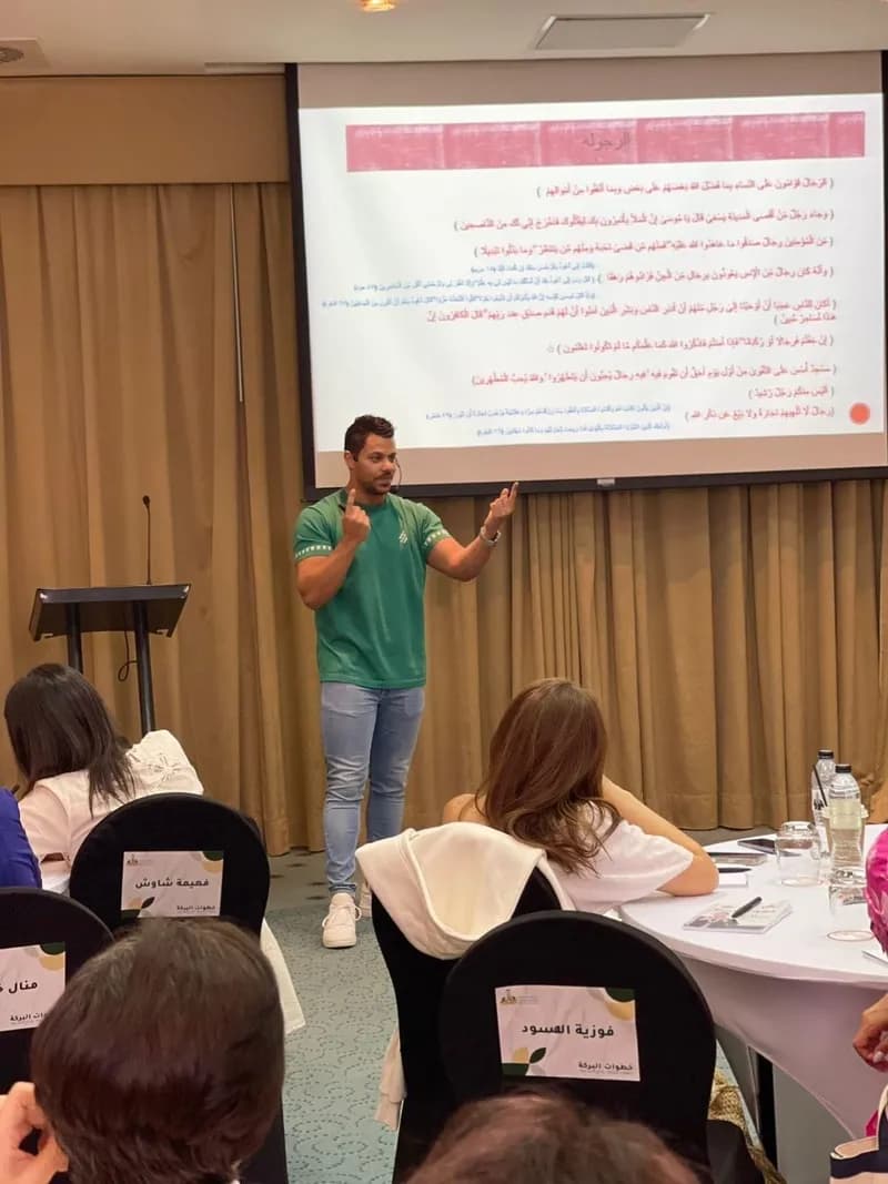 عبد الرحمن عمرو يحاضر في قاعة