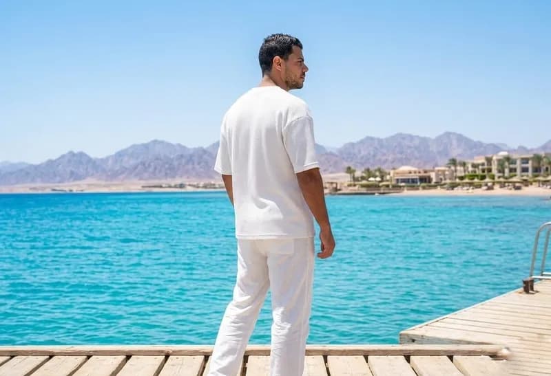 عبد الرحمن عمرو على رصيف بحري